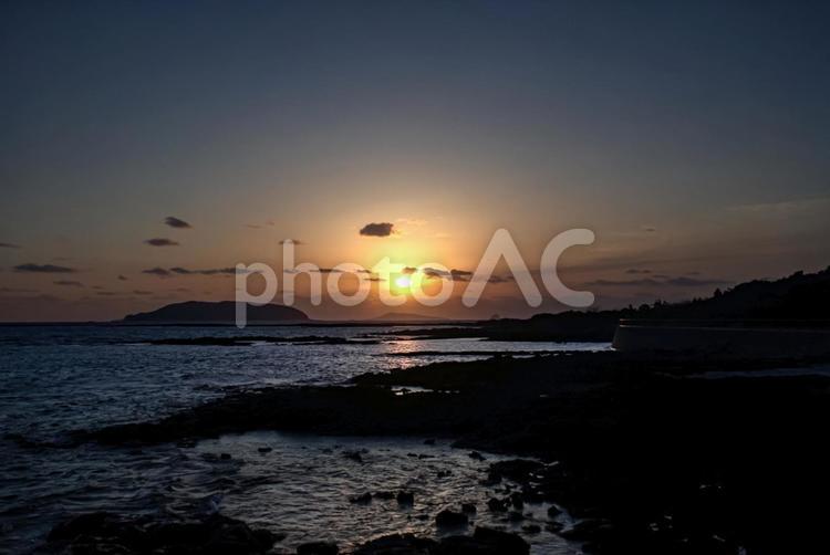 ＜五島＞さんさん富江キャンプ村の日の出 海,風景,空の写真素材