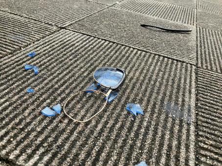 踏みつけられて壊れたメガネ 眼鏡,メガネ,壊れたメガネの写真素材