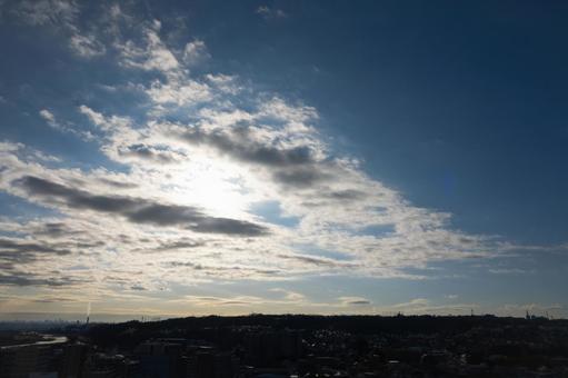 流れる雲と透過してくる朝日 雲,空,風景の写真素材