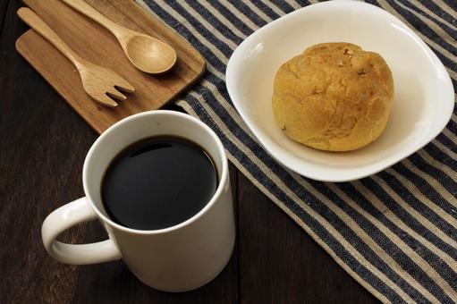 コーヒーとシュークリーム コーヒー,シュークリーム,パンの写真素材