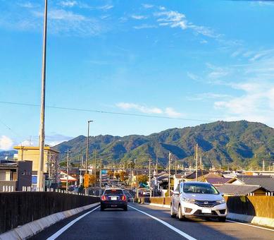 高架橋の頂上からの秋の山々の風景 高架橋,頂上,車の写真素材