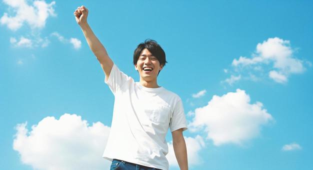 こぶしを上げてる笑顔の男性 こぶしを上げてる笑顔の男性の写真