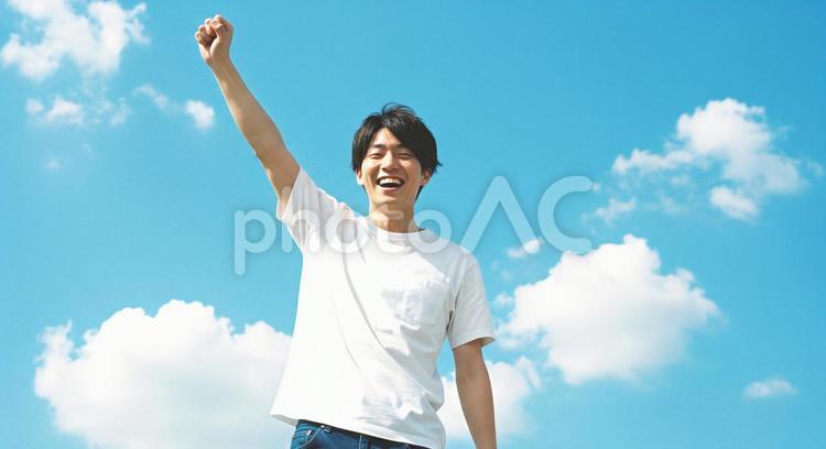 こぶしを上げてる笑顔の男性 男性,男の人,人物の写真素材