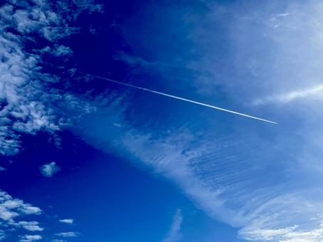 薄雲の飛行機雲 薄雲の飛行機雲の写真