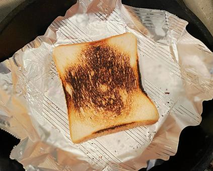 少し焦がしてしまった食パン_711G 食パン,トースト,焼くの写真素材