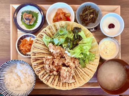 副菜の小鉢が充実した唐揚げ定食セット 副菜の小鉢が充実した唐揚げ定食セット 鶏のからあげ,竜田揚げ,からあげの写真素材