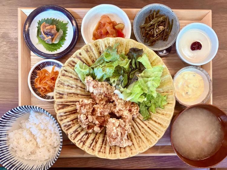 副菜の小鉢が充実した唐揚げ定食セット 鶏のからあげ,竜田揚げ,からあげの写真素材