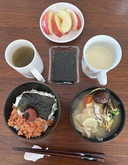 ご飯に鮭フレークと韓海苔としそ梅等の朝食 朝食,ご飯,鮭フレークの写真素材