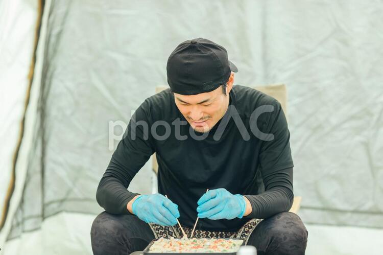 たこ焼きを焼く男性 たこ焼き,タコヤキ,笑顔の写真素材