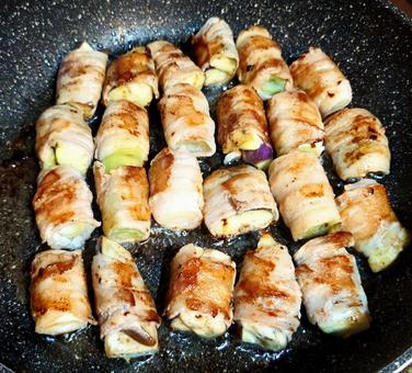 フライパンで焼いた茄子と長ネギの肉巻き フライパンで焼いた茄子と長ネギの肉巻き 豚肉,豚バラ肉,肉巻きの写真素材