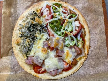 焼いた3種の具沢山ピザ 焼いた3種の具沢山ピザの写真