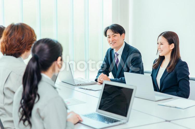 会議するスーツ姿の男女（弁護士・税理士） 商談,弁護士,税理士の写真素材