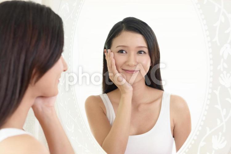 スキンケアイメージ 女性,美容,笑顔の写真素材