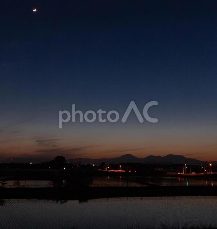夕暮れと三日月 三日月,月,夜景の写真素材