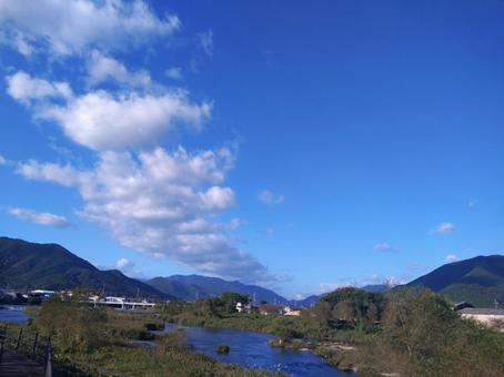 ムカデのような雲の写真