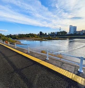 空と河原と道 空と河原と道の写真