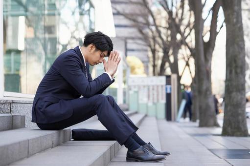 Japanese male businessman suffering from anxiety, anxiété, s'inquiéter, un homme d'affaires, JPG