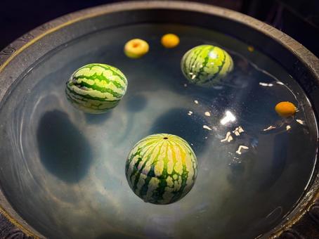 涼しげな水面に浮かぶスイカと柑橘 涼しげな水面に浮かぶスイカと柑橘 スイカ,水に浮かぶ,夏の写真素材