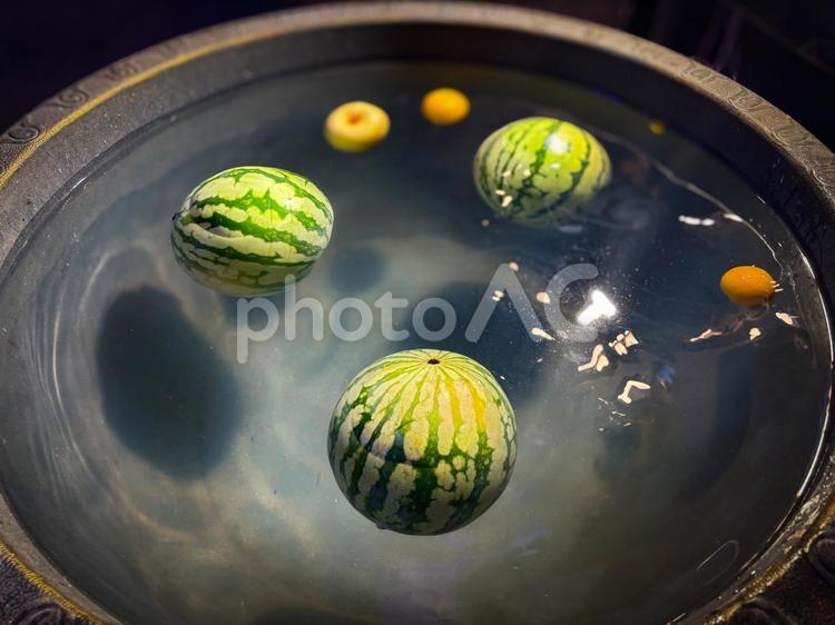 涼しげな水面に浮かぶスイカと柑橘 スイカ,水に浮かぶ,夏の写真素材