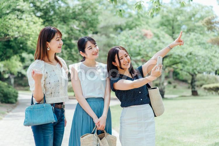 旅行する女性たち（スマホ・アプリ） 旅行,スマホ,観光の写真素材