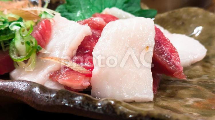 馬刺しの盛り合わせ(赤身、たてがみ) 馬刺し,赤身,たてがみの写真素材