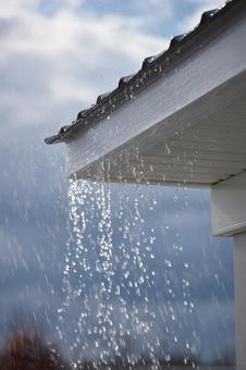激しい雨、屋根のしずく 激しい雨、屋根のしずくの写真
