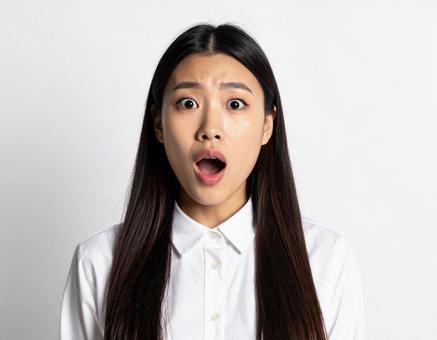 口を開けて怯える若い女性 口を開けて怯える若い女性の写真