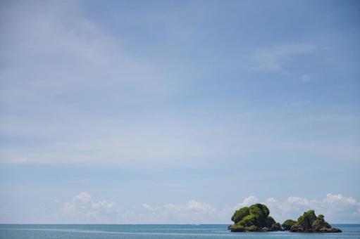 沖縄の海と島と右下の島 沖縄の海と島と右下の島 空,雲,青空の写真素材