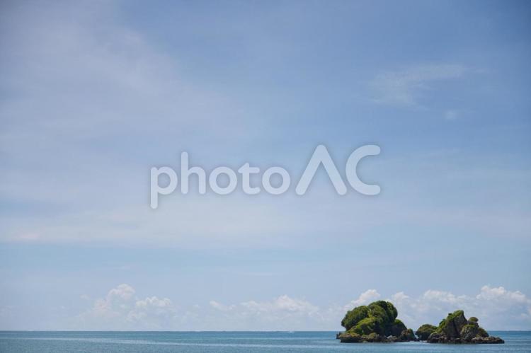 沖縄の海と島と右下の島 空,雲,青空の写真素材