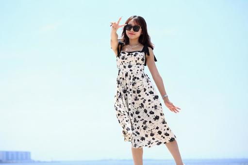 Vサインをする女性 Vサインをする女性 女性,海辺,vサインの写真素材