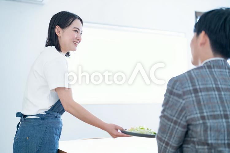 サーブするエプロンをつけた女性 スタッフ,カフェ,女性の写真素材