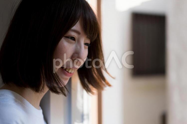 ほほえむ　笑う女性 女性,屋内で,女の子の写真素材