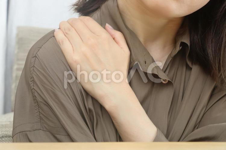 肩に手を置く女性 肩こり,女性,揉むの写真素材