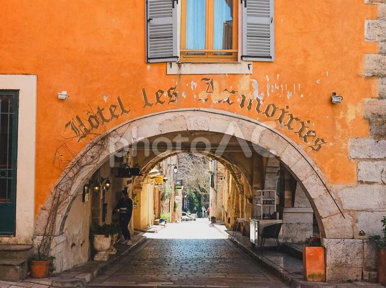 南フランス　田舎街　アーチ 南フランス,フランス,田舎の写真素材