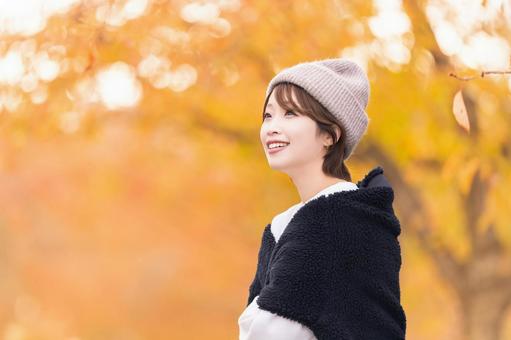 秋の紅葉とニット帽を被った女性 秋の紅葉とニット帽を被った女性 女性,秋,紅葉の写真素材