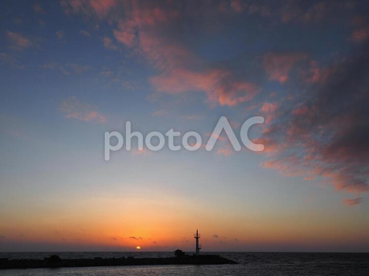 灯台と夕焼けが綺麗な景色５ 夕日,海,灯台の写真素材