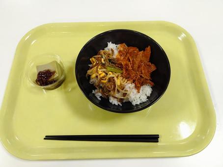 焼肉ビビンバと抹茶プリン 焼肉ビビンバと抹茶プリン 昼食,丼飯,学食の写真素材