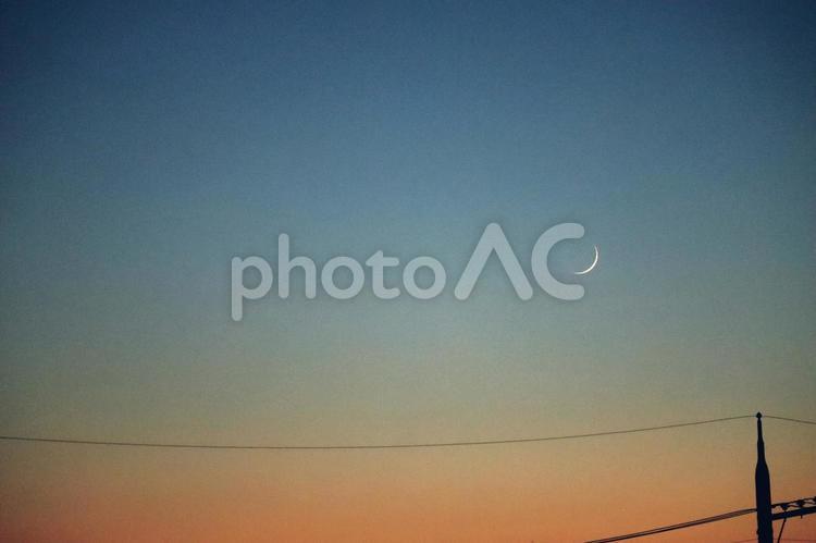 夕暮れ空に浮かぶ三日月…… 夕焼け,夕暮れ,夕景の写真素材