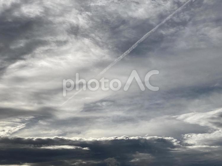 曇り空と飛行機雲 飛行機雲,雲,空の写真素材