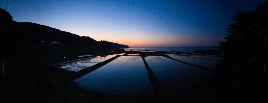 A water mirror reflecting the evening sky, JPG