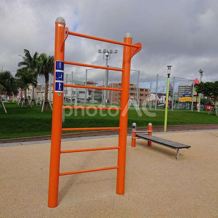 公園　健康器具　ぶらさがり 健康器具,健康,公園の写真素材