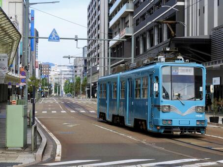 福井駅停留場を出た福鉄電車880形 福井鉄道,福武線,福鉄の写真素材