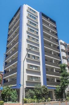 高層マンションと青空 高層マンションと青空 集合住宅,高層マンション,マンションの写真素材