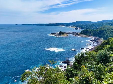 尾ヶ崎ウイングから白浜海岸・竜宮島を遠望 尾ヶ崎ウイングから白浜海岸・竜宮島を遠望の写真