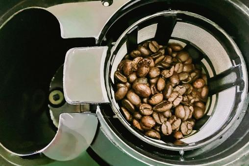 コーヒーメーカーにセットされたコーヒー豆 コーヒーメーカーにセットされたコーヒー豆 コーヒー,コーヒー豆,コーヒーメーカーの写真素材