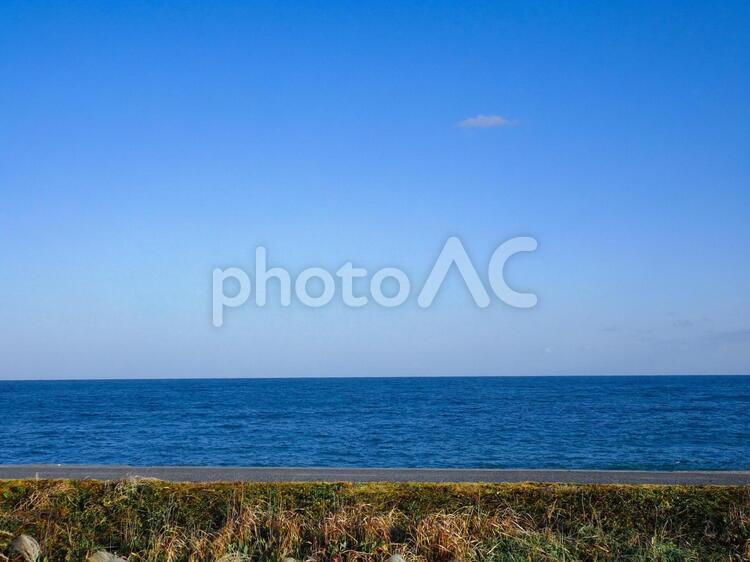 海沿いの道から見える水平線　秋の空と海　秋模様 海,水平線,海岸の写真素材