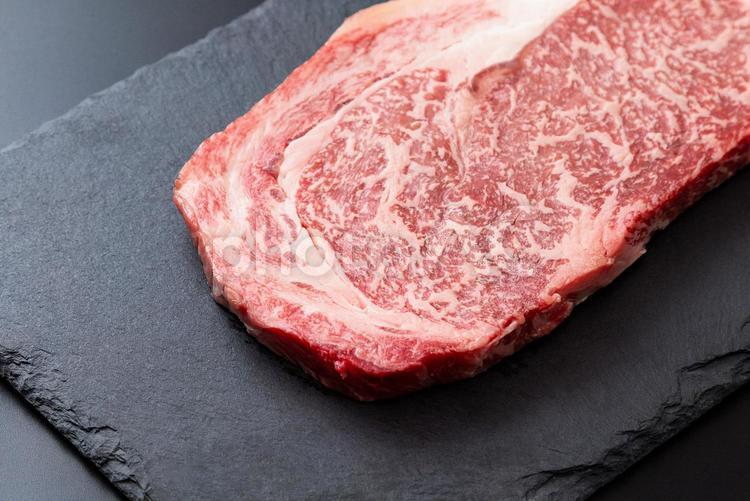 黒毛和牛のサーロインステーキ サーロイン,ステーキ,生肉の写真素材