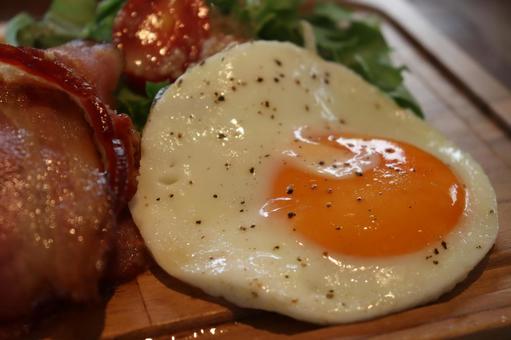 目玉焼き 目玉焼き,卵,添え物の写真素材