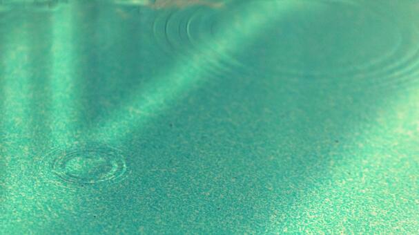 小雨 雨,水たまり,雨音の写真素材