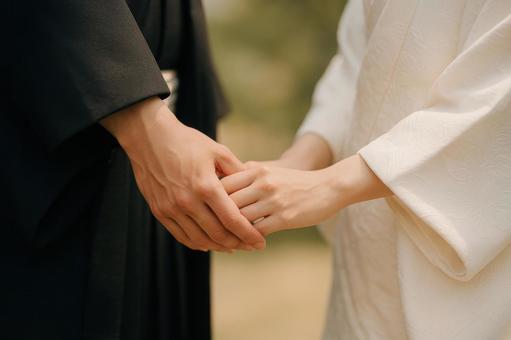 手をつなぐ新郎新婦の手元 手をつなぐ新郎新婦の手元の写真